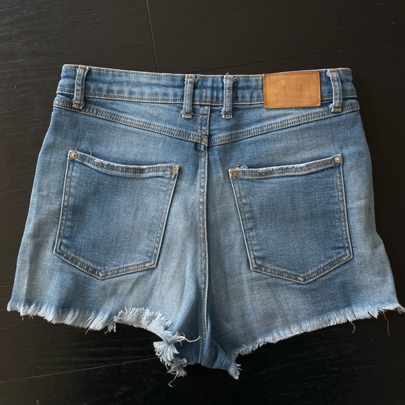 Zara High-Waisted Jean Shorts in Faded Blue Wash - Picture 2 of 4